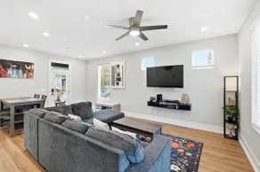 ⭐️ MODERN DURHAM RETREAT ⭐️ 🐕📚🏊‍♀️🏙🏥🛍🏟🍔🥂 CLOSE - Image 2