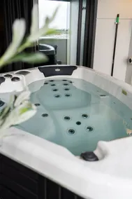 Luxurious 1 Bed Penthouse with Hot Tub - Image 4
