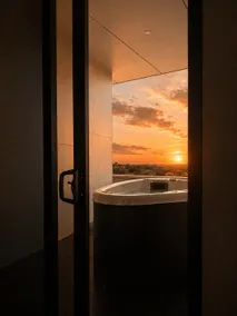 Luxurious 1 Bed Penthouse with Hot Tub - Image 5