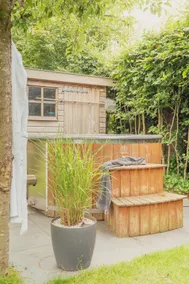 Atmospheric bungalow with hot tub - Image 3