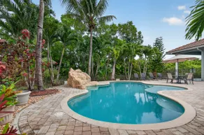 Colossal 4 Bedroom Manor w/ Pool - Image 2