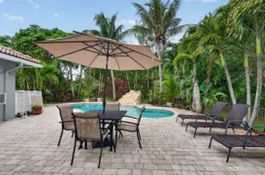 Colossal 4 Bedroom Manor w/ Pool - Image 4