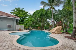 Colossal 4 Bedroom Manor w/ Pool - Image 3