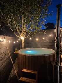 Cozy waterfront house with hot tub, close to the center - Image 4
