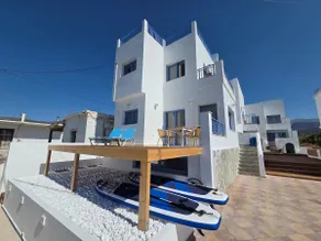 Arie Waterfront House – Walk to Water - Image 2
