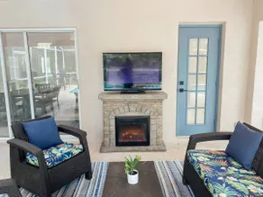Clean and modern home, sparkling heated pool, near river - Image 4
