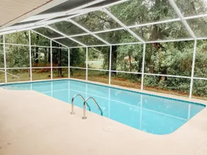 Clean and modern home, sparkling heated pool, near river - Image 3
