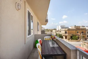 Joseph 2, Charming Retreat with park views and close to the airport - Image 2