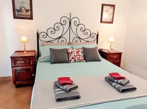 Joseph 2, Charming Retreat with park views and close to the airport - Image 2