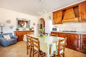 Joseph 2, Charming Retreat with park views and close to the airport - Image 4