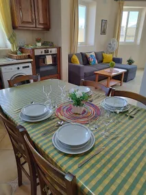 Joseph 2, Charming Retreat with park views and close to the airport - Image 5