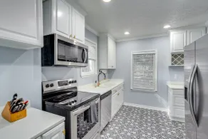 Cozy Historic Home Front Porch/Laundry/Firepit - Image 4