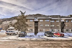 3BR Riverfront Retreat, Walk to Vail & BC Shuttles - Image 3