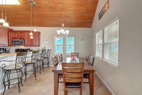 Pet friendly, spacious home. In-town location! - Image 4