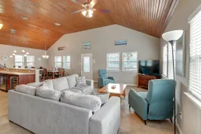 Pet friendly, spacious home. In-town location! - Image 3