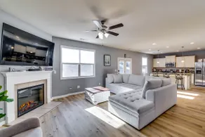 Open Plan Arcade Home with Natural Hardwoods Sleeps 10 - Image 4
