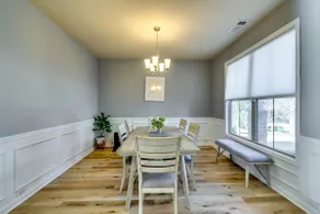 Open Plan Arcade Home with Natural Hardwoods Sleeps 10 - Image 5