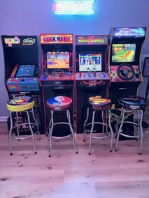 Open Plan Arcade Home with Natural Hardwoods Sleeps 10 - Image 3