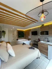 Romantic suite, whirlpool bath and terrace in Cap d'Agde - Image 4