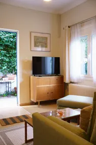 Vintage-style Garden Apartment - Image 2