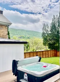 Blue Mtn Farmhouse w Hot Tub, Arcade & EV charger - Image 2