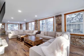 Blue Mtn Farmhouse w Hot Tub, Arcade & EV charger - Image 4