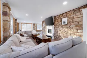 Blue Mtn Farmhouse w Hot Tub, Arcade & EV charger - Image 3
