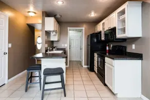 Clean & Cozy - close to everything! - Image 5
