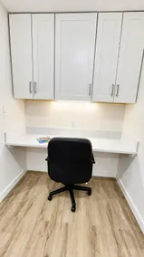 King Bed, Work Desk, 75”TV, Full Kitchen, HydroJet - Image 5