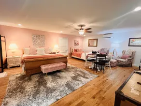 Cozy 1 Bedroom Studio Cottage in the Hill Country - Image 4