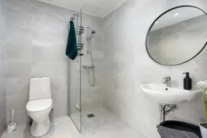 Spacious 2-bedroom apartment with free parking! - Image 5