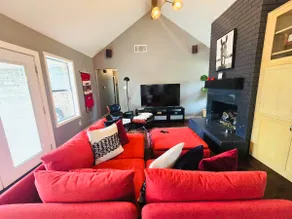 Full House, Fire Place, BBQ, Private Pool and Backayrd in a Prime Location - Image 3
