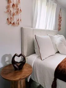 Lovely blue 1-bedroom apartment with free parking - Image 2