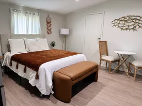 Lovely blue 1-bedroom apartment with free parking - Image 4