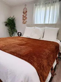 Lovely blue 1-bedroom apartment with free parking - Image 3