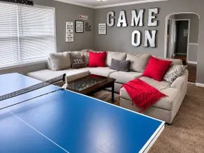 Charming 3 bdrm w/ GAME ROOM & King Sized Bed - Image 2