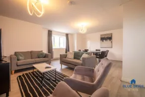 Rosebank Apartment by Blue Skies Stays - Image 3