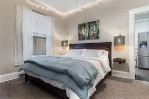 Big Oak Bungalow 1 dreamy bedroom amazing porch - Image 4