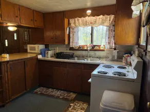 Cheerful 2-Bedroom Cabin - Image 2