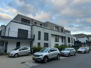 Modern 2 bed en-suite with free parking - Image 3