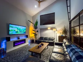 Sleek forest retreat: karaoke, spa, campfire, pool table, grill, outdoor games - Image 5
