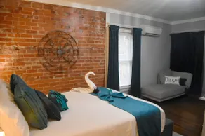 Exposed Brick + Towel Warmer Near Uni, Hosp, Arena - Image 3
