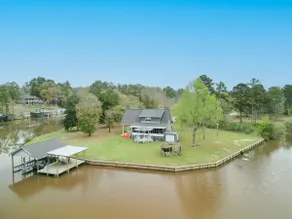 3 bedroom lake front cabin, kayaks, fire pit and more! - Image 2