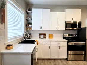 Clean-Modern-New-Breezy Stay for Travelers - Image 4