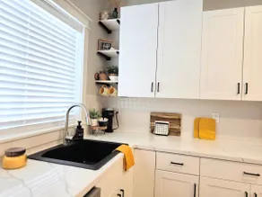 Clean-Modern-New-Breezy Stay for Travelers - Image 3