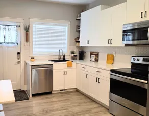 Clean-Modern-New-Breezy Stay for Travelers - Image 2