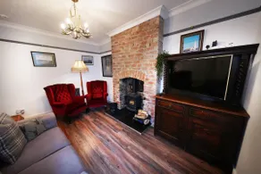 Private detached cottage, wood fired hot tub! - Image 2