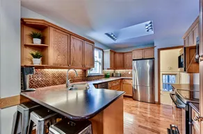 Beautiful 2bdr Apartment in East York - Image 4
