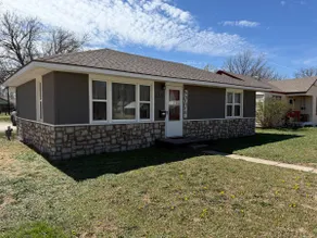 Gather here! Nice home. 3-1/2 miles to the Dunes - Image 2