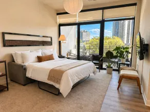Luxe 1BR Apt Near Brady with Balcony+Lounge - Image 3